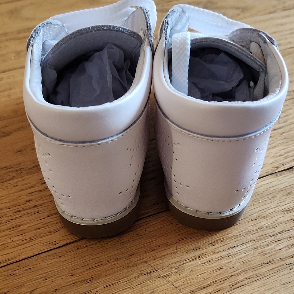 KINGS SHOES Kids White Leather Shoes- Walkers SIZE 5